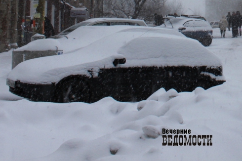 Четверть миллиона рублей заплатят свердловские коммунальщики за рухнувший на машину снег
