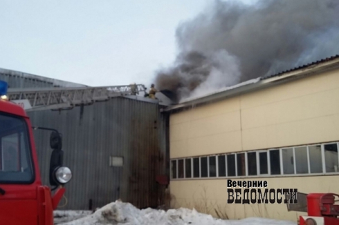 Чтобы потушить пожар в Кольцово, пожарные разрезали крышу здания