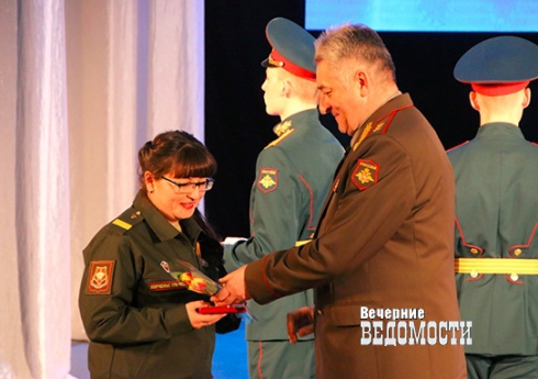 В Екатеринбурге 8 марта получили награды сестры медицинского спецназа, вернувшиеся из Сирии