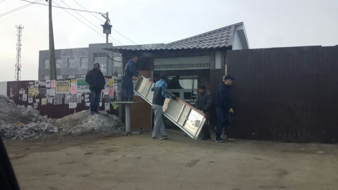 В Екатеринбурге сровняли с землей незаконную закусочную в Мичуринском