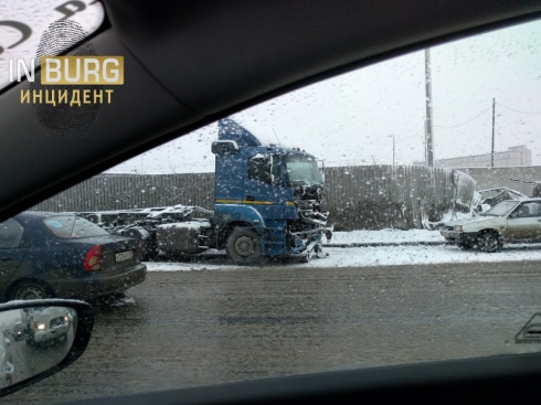 За утро на дорогах Екатеринбурга произошло 38 аварий