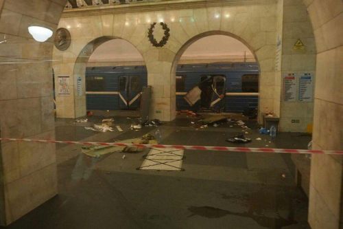 Появились фотографии с места взрывов в метро Санкт-Петербурга