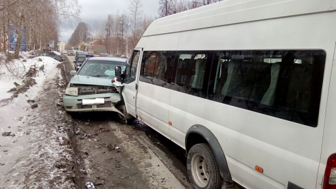 На Урале водитель маршрутки, уснувший за рулем, покалечил двух человек