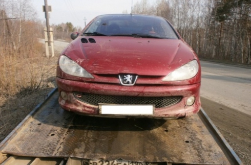 Уральские полицейские спасли и обогрели женщину, улетевшую на машине в реку