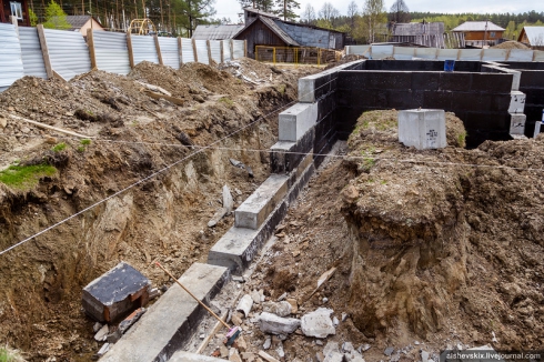 На Урале жилье для переселенцев строят на болоте