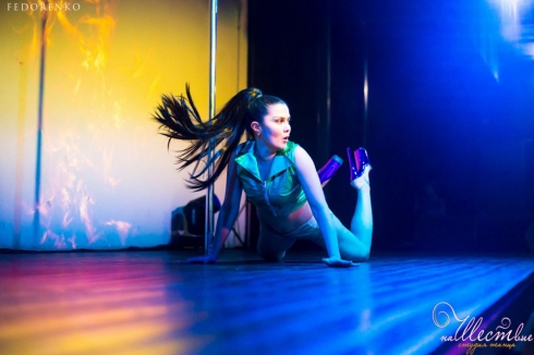 Время танцевать: десятки танцовщиц крутились на шесте в Екатеринбурге (ФОТО)