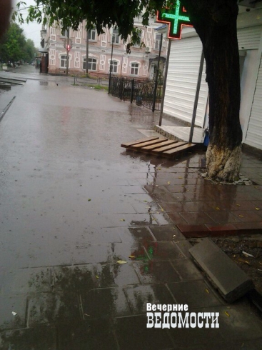 В Камышлове покупатели жалуются на «болото» рядом с торговым центром (ФОТО)