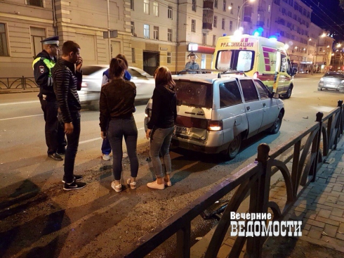 «Приора» протаранила три легковушки в центре Екатеринбурга (ФОТО)