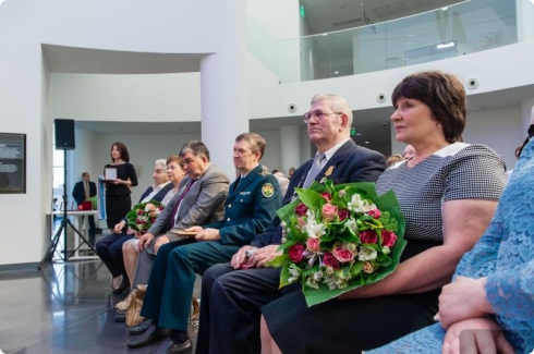 Евгений Куйвашев в День Государственного флага России вручил награды выдающимся уральцам