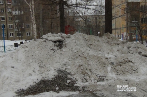 Жителей Екатеринбурга заставят демонтировать незаконные крыши на балконах
