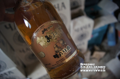 ОБОП и ФСБ изъяли крупную партию контрафакта в Свердловской области. Водка – 35 рублей за бутылку, «Хеннесси» – по 200 (ФОТОРЕПОРТАЖ)