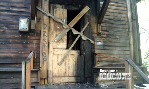 «Сталинский» коттедж горел в центре Екатеринбурга (ФОТО)