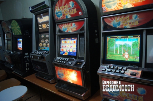 Свердловские оперативники в бильярдной нашли тайную комнату с «однорукими бандитами» (ФОТО)