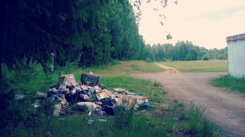 Футбольный стадион в Нейво-Рудянке превратили в место для пикников (ФОТО)
