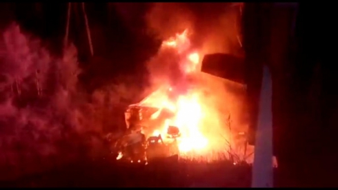 Крупное ЧП под Режом: грузовик слетел с моста на железную дорогу (ФОТО)