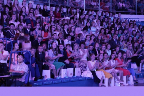 Паслер наградил полторы тысячи свердловских школьников