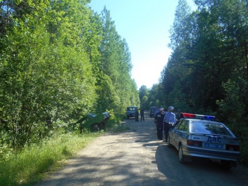 Старый «Москвич» улетел в кювет на загородной трассе под Новой Лялей