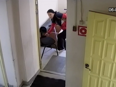 На Уралмаше женщина похитила мобильники у школьниц