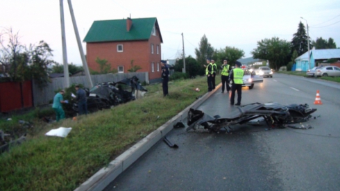 В Екатеринбурге Toyota Land Cruiser разорвало на части. Есть жертва (фото)