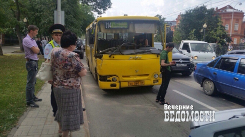 Внедорожник столкнулся с маршруткой напротив полицейского главка в Екатеринбурге (ФОТО)