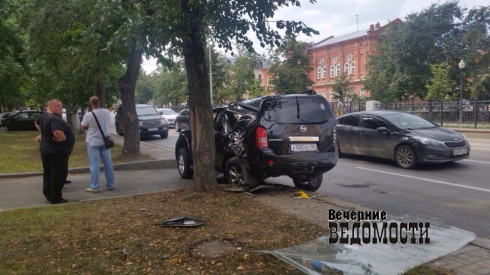 Внедорожник столкнулся с маршруткой напротив полицейского главка в Екатеринбурге (ФОТО)