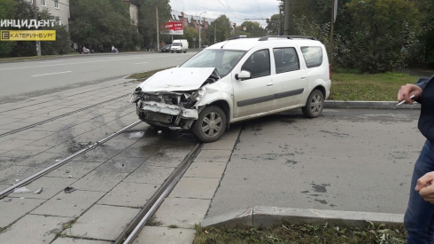 На Сортировке «Лада-Ларгус» протаранила трамвай