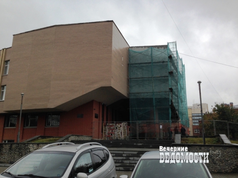 Дети едва не стали жертвами обрушения колледжа в Екатеринбурге (ФОТО)