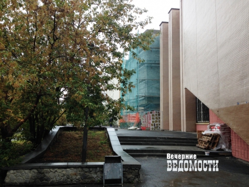Дети едва не стали жертвами обрушения колледжа в Екатеринбурге (ФОТО)