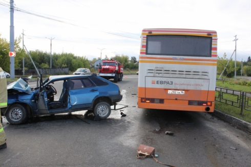 ДТП в Нижнем Тагиле: от удара пассажирка вылетела из салона машины (ФОТО)