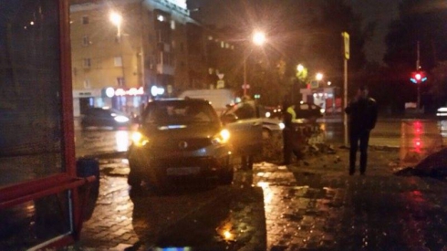 Корейский внедорожник выехал на тротуар после ДТП в Екатеринбурге (ФОТО)