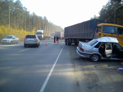 На ЕКАД грузовик подмял под себя «пятнашку» (ФОТО)