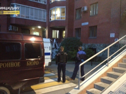 Из окна многоэтажки в Екатеринбурге выпала женщина