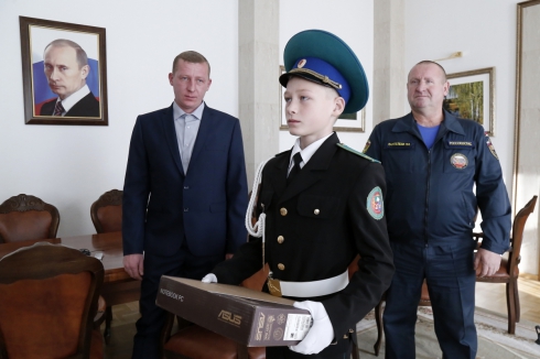 Зауральского кадета-героя принял у себя губернатор и подарил ему подарок. Подросток спас тонущего ребенка