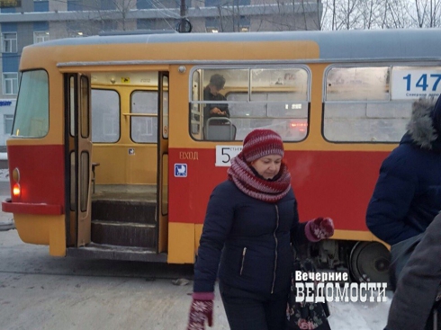 Москвич на Toyota Camry заблокировал движение трамваев на проспекте Космонавтов в Екатеринбурге (фото)