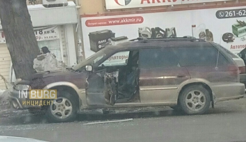 На перекрестке Фурманова – Чапаева в Екатеринбурге столкнулись две легковушки