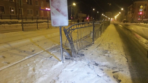 Таксист влетел в трамвайную остановку на Уралмаше