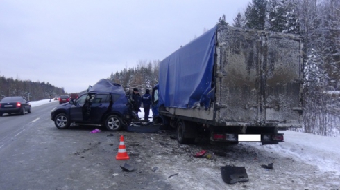На свердловской трассе в лобовом столкновении внедорожника с грузовиком погибла пенсионерка (ФОТО)