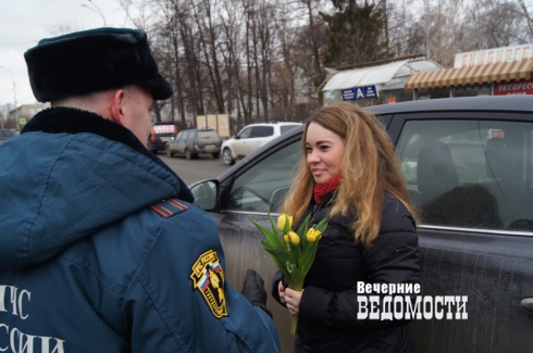 В Екатеринбурге инспекторы ГИБДД поздравили водителей на шпильках (ФОТОРЕПОРТАЖ)