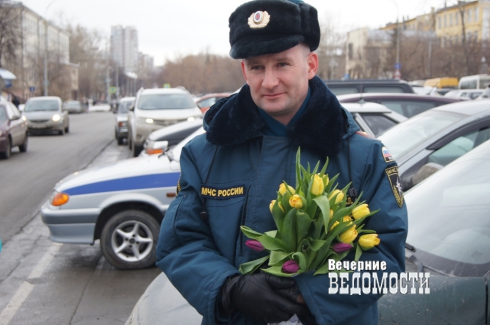 В Екатеринбурге инспекторы ГИБДД поздравили водителей на шпильках (ФОТОРЕПОРТАЖ)