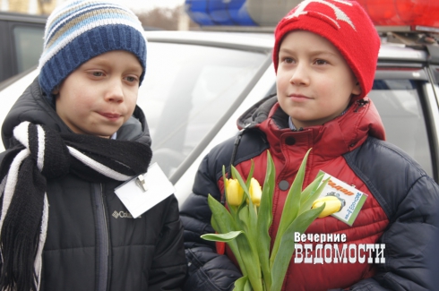 В Екатеринбурге инспекторы ГИБДД поздравили водителей на шпильках (ФОТОРЕПОРТАЖ)