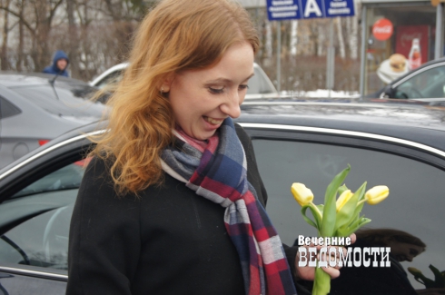 В Екатеринбурге инспекторы ГИБДД поздравили водителей на шпильках (ФОТОРЕПОРТАЖ)