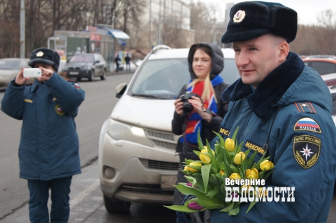 В Екатеринбурге инспекторы ГИБДД поздравили водителей на шпильках (ФОТОРЕПОРТАЖ)