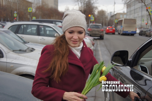 В Екатеринбурге инспекторы ГИБДД поздравили водителей на шпильках (ФОТОРЕПОРТАЖ)