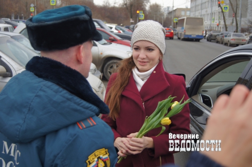 В Екатеринбурге инспекторы ГИБДД поздравили водителей на шпильках (ФОТОРЕПОРТАЖ)