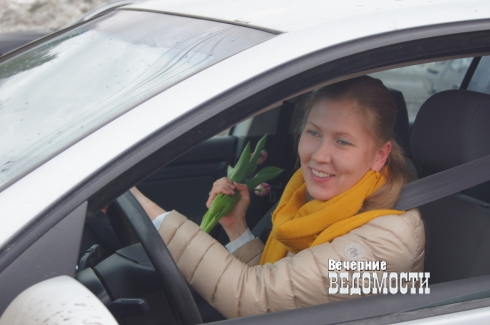 В Екатеринбурге инспекторы ГИБДД поздравили водителей на шпильках (ФОТОРЕПОРТАЖ)