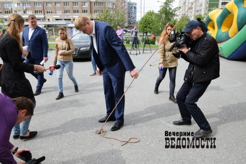 Общественники и чиновники проверили надувные аттракционы в Екатеринбурге (ФОТО)