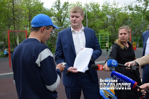 Общественники и чиновники проверили надувные аттракционы в Екатеринбурге (ФОТО)