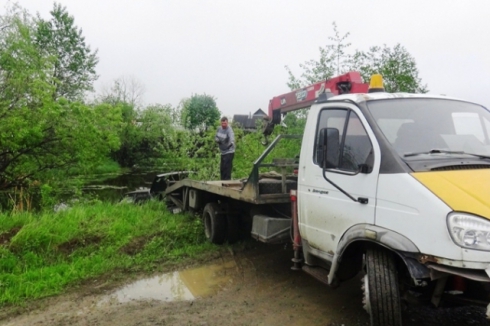 На Урале пьяный водитель съехал в водоем с пенсионеркой на капоте