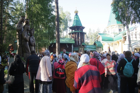 Паломники прошли крестным ходом от Храма на Крови до Ганиной Ямы