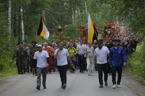 Паломники прошли крестным ходом от Храма на Крови до Ганиной Ямы